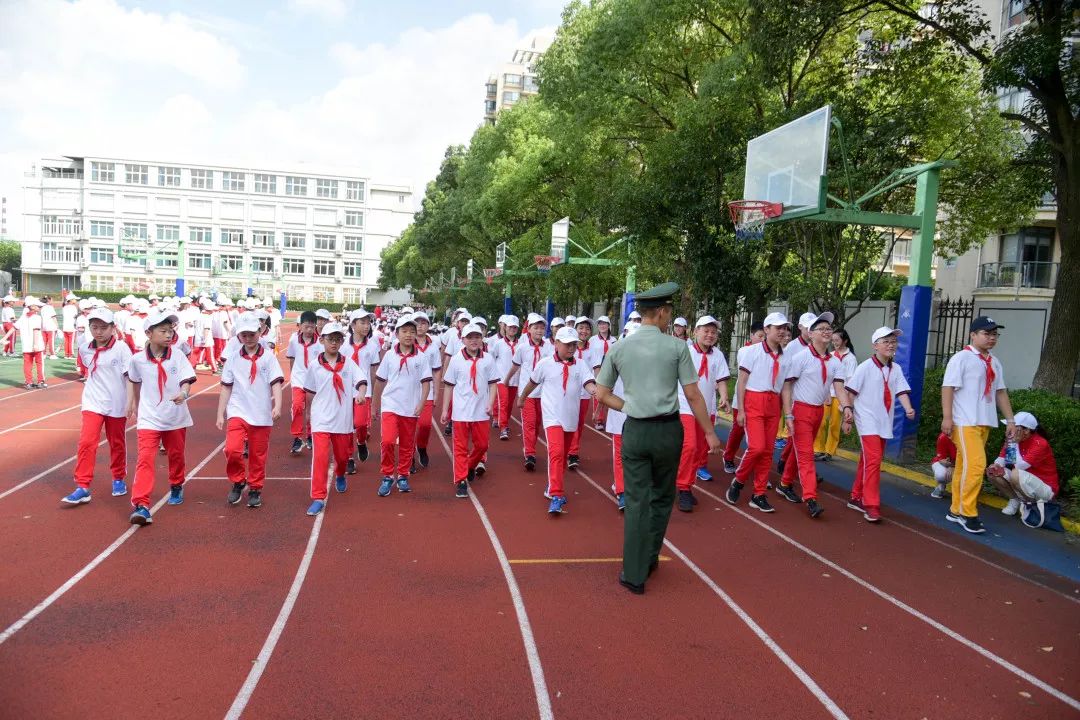 建平香梅中学校服图片
