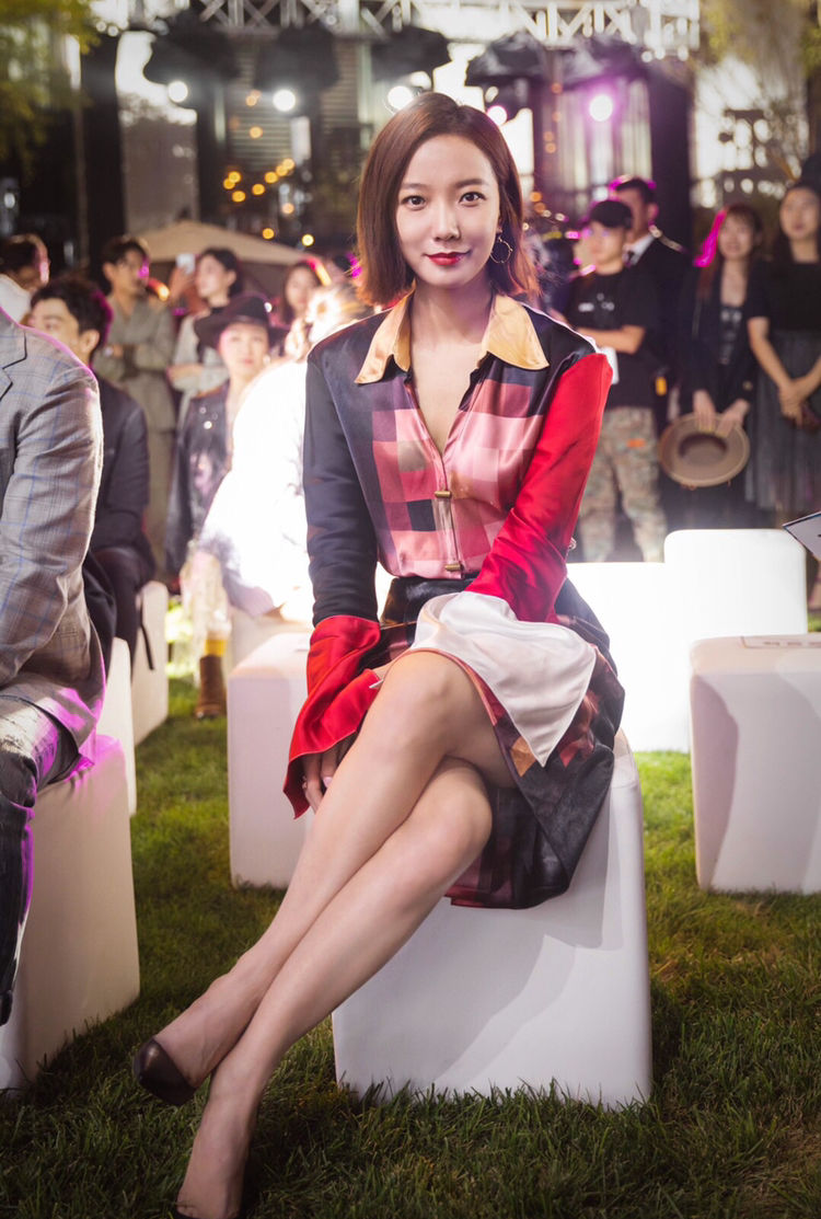 王珞丹优雅亮相某时尚派对撞色印花连衣裙尽显浪漫格调
