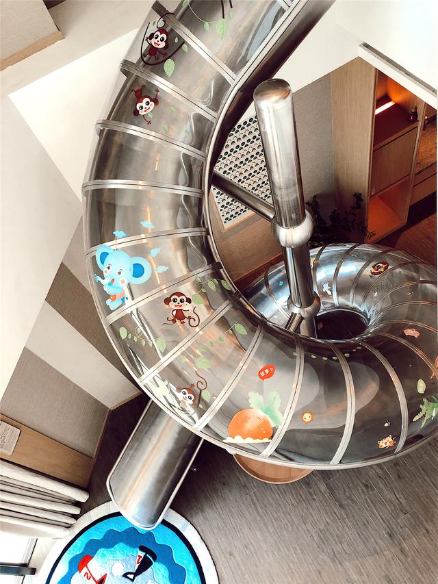 暑假要结束了不是还有国庆吗有旋转滑梯的亲子套房了解一下