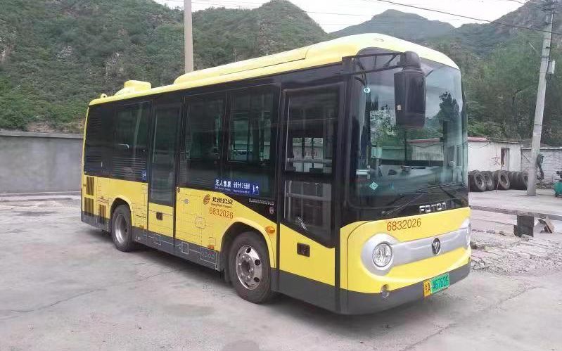 微型公交车开到了房山西苑村.