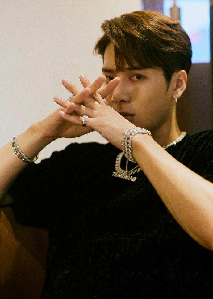 王嘉尔舞台踩空不慎跌落无大碍暖心比手势