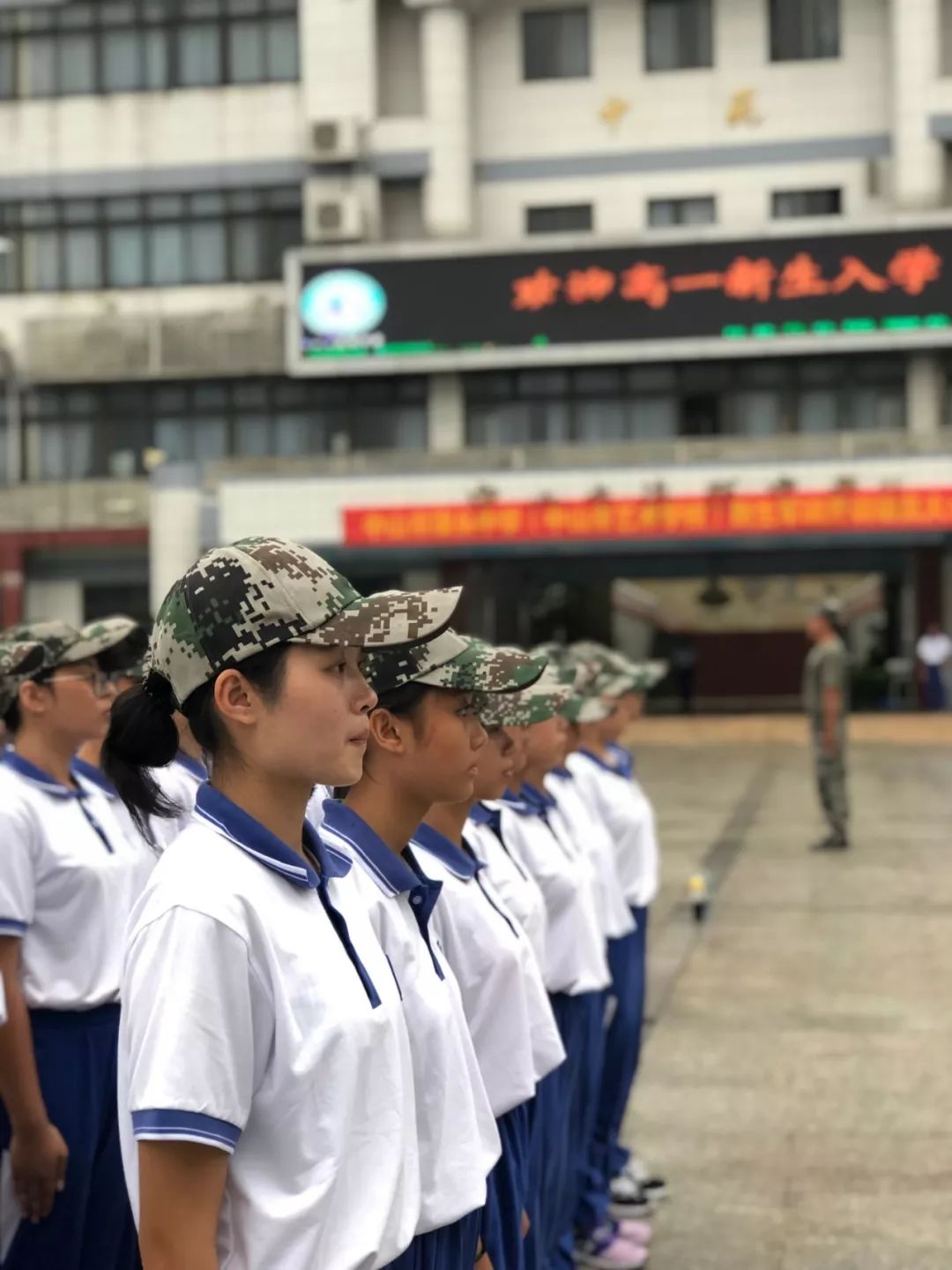 呈现更好的舞台效果,中山市艺术学校(濠头中学)的体育馆摇身一变