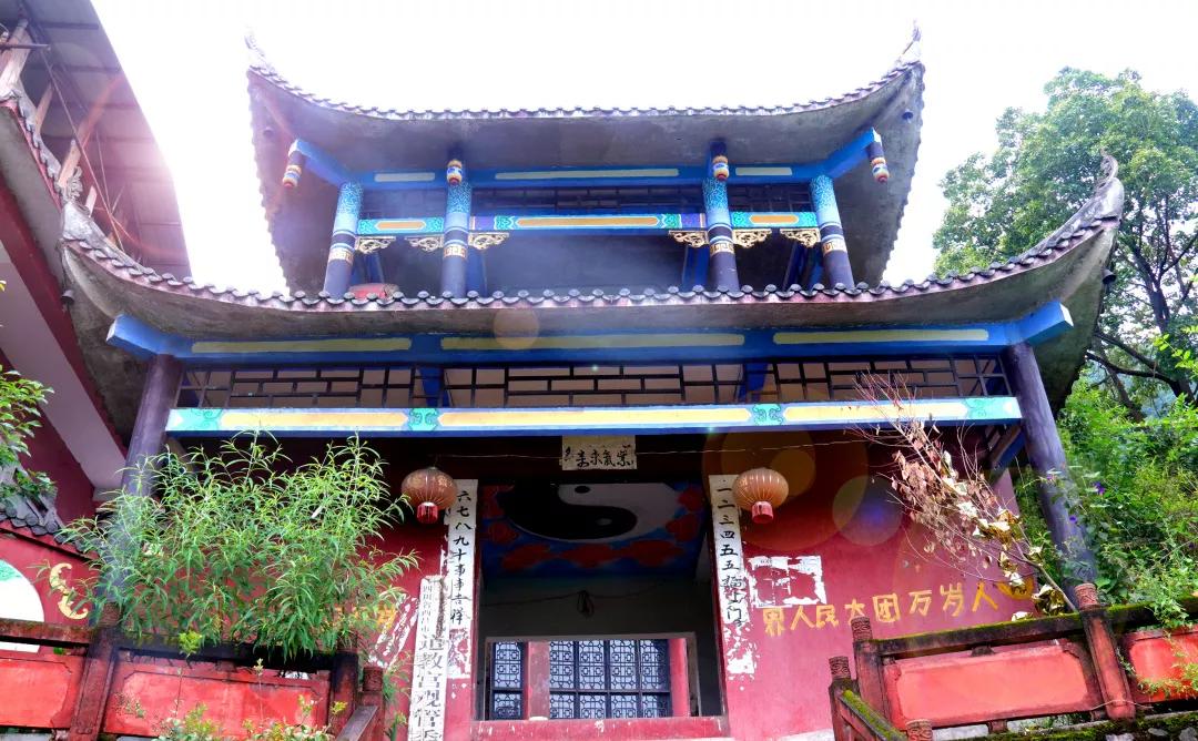 西溪大庙站在远处回看大庙门头,仙气缭绕,若隐若现入口处的石狮子和庙