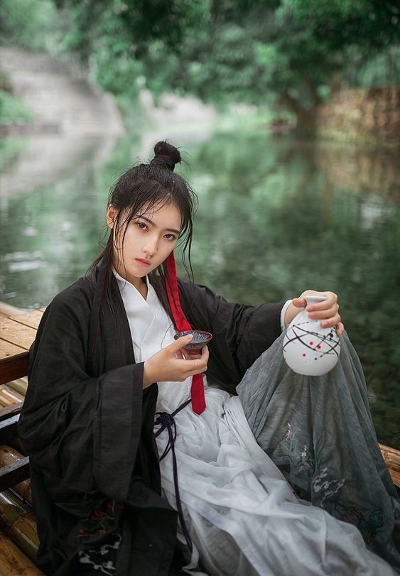 十二星座女古裝飲酒挑戰,白羊霸道,獅子灑脫,這個星座卻成酒鬼