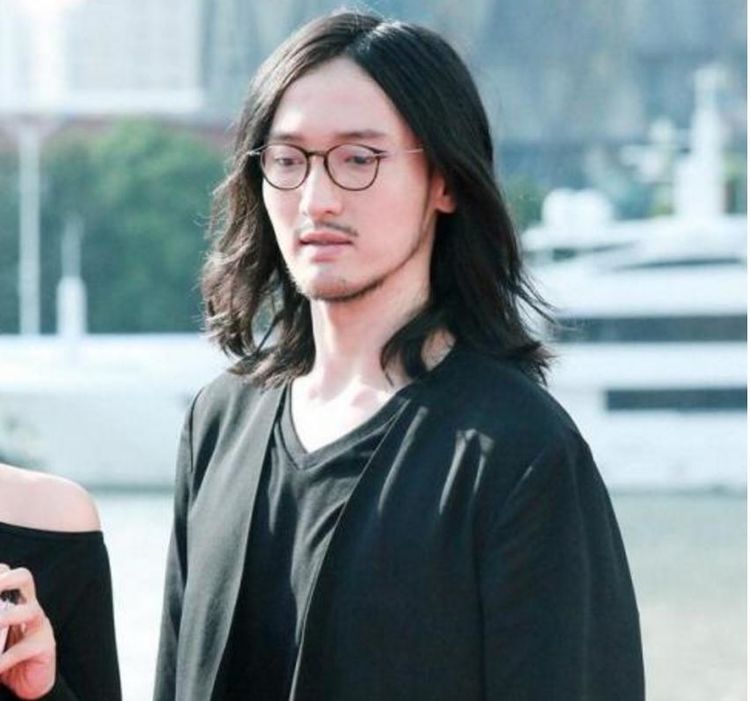 有种逆袭叫王传君剪掉长发,一扫颓废成为型男,网友:关谷