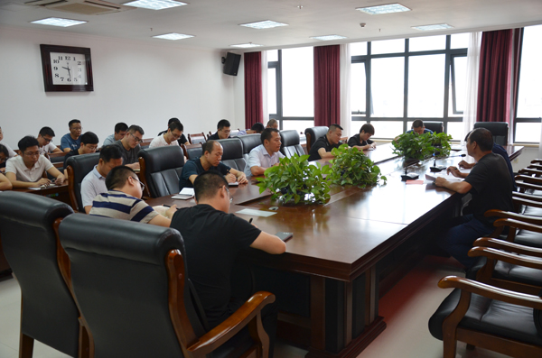 要不打丝毫折扣,不搞任何变通地落实县委,县政府和办公室的安排部署