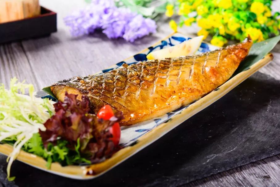 盐烧的青花鱼鱼皮微脆,鱼肉紧实每一根肌纤维都渗透了脂肪的香气一口