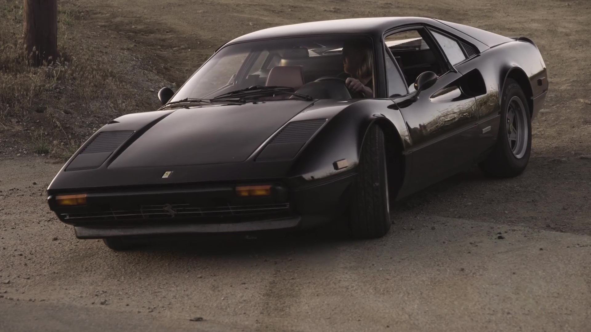 经常用于电影拍摄的全黑1977款法拉利308 gtb!