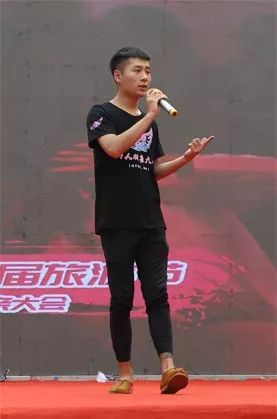 全城热恋玩上黑科技机器人女友要当台上女嘉宾了