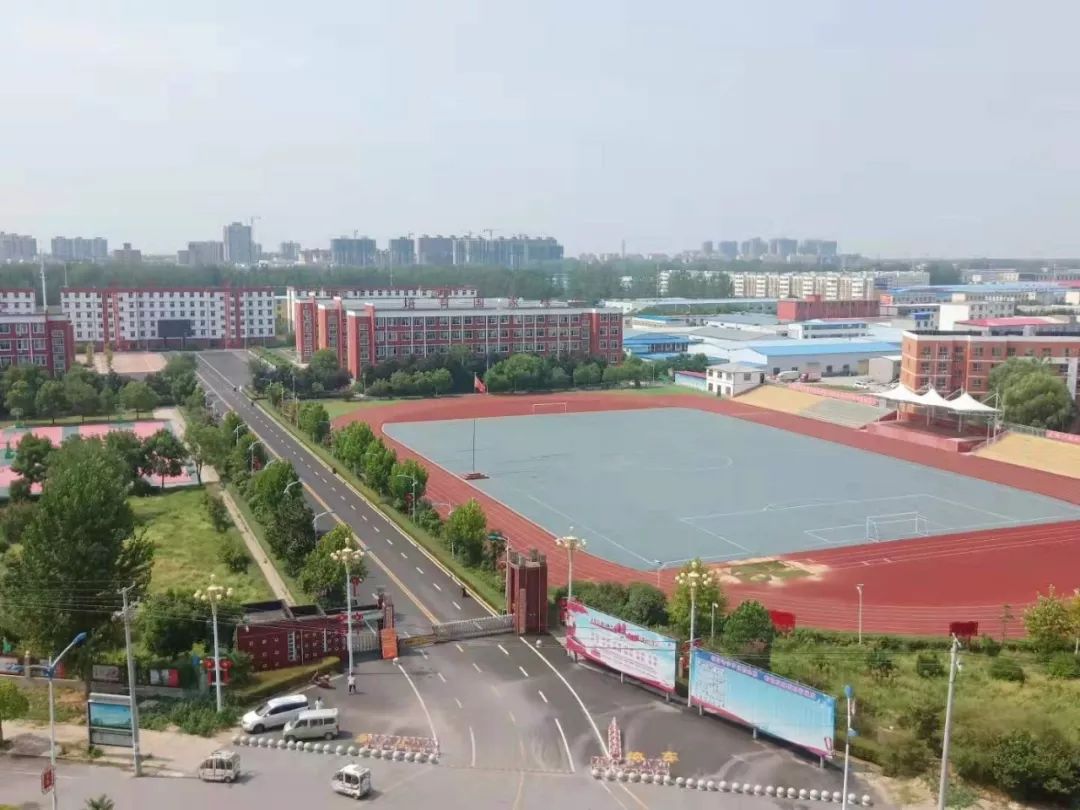 作为当地唯一的省级示范性高中,新蔡一高分东西两区.