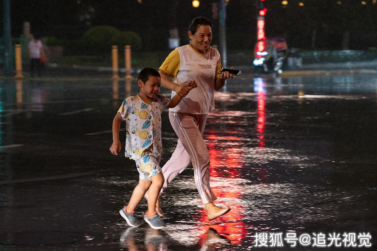 西安傍晚突降大雨,晚歸市民措手不及,淋成落湯雞