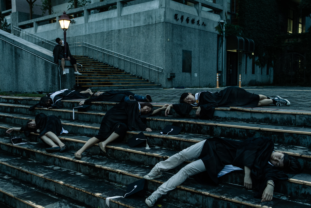 直击一组大学生的死亡毕业照