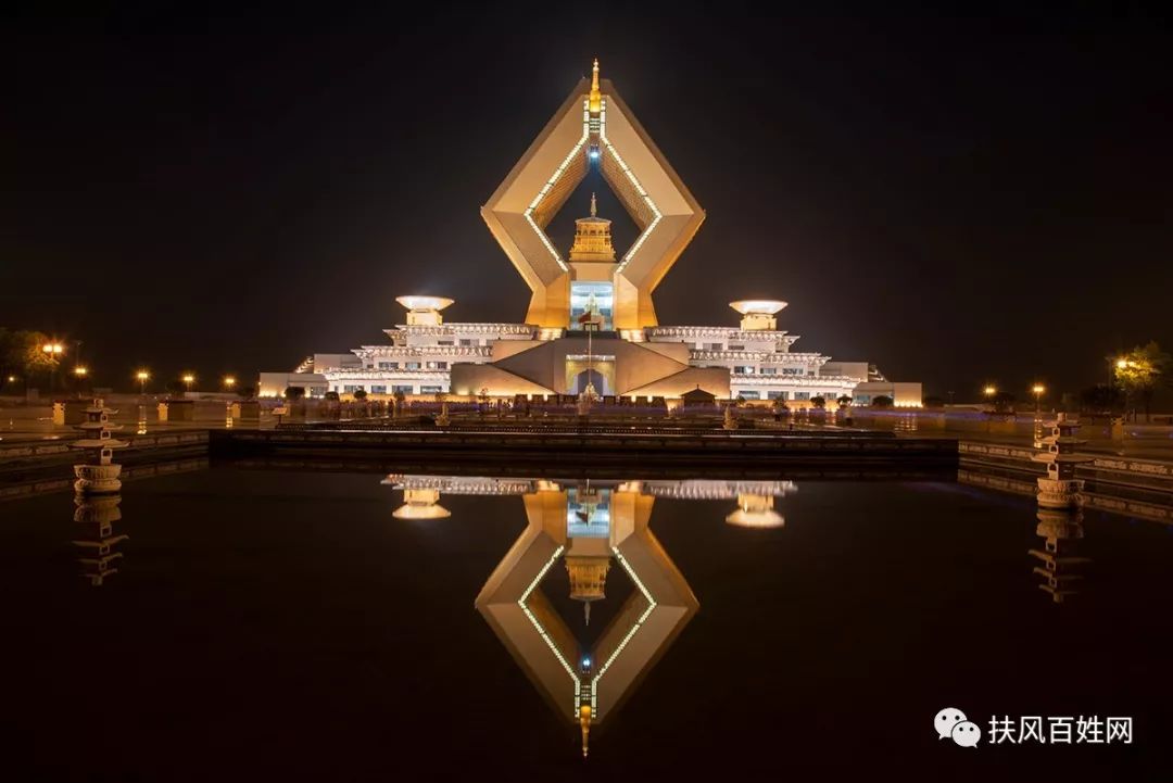 佛光大道是将景区连成一体的一条主轴,它南北贯通山门和合十舍利塔,是