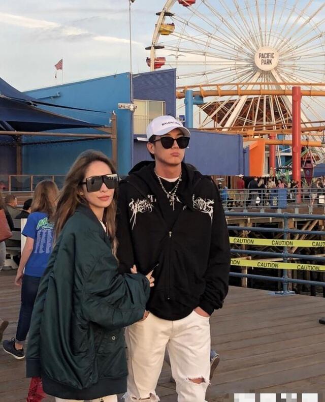 原创萧亚轩与男友生活照曝光,小鸟依人好看又甜蜜,男友微动作被吐槽