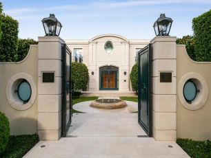 (豪宅ganeden的大门,充满了古典艺术气息.