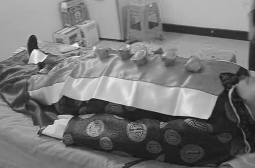 老人咽气前,子女要把寿衣(老衣裳)给穿上,一则人去世后不好穿衣服