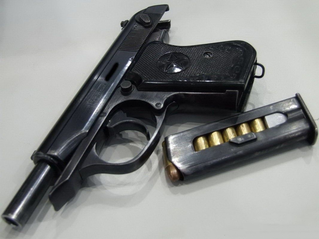 原创士兵嫌手枪太重不愿意用,宁愿多带几个弹匣,军官为什么爱不释手