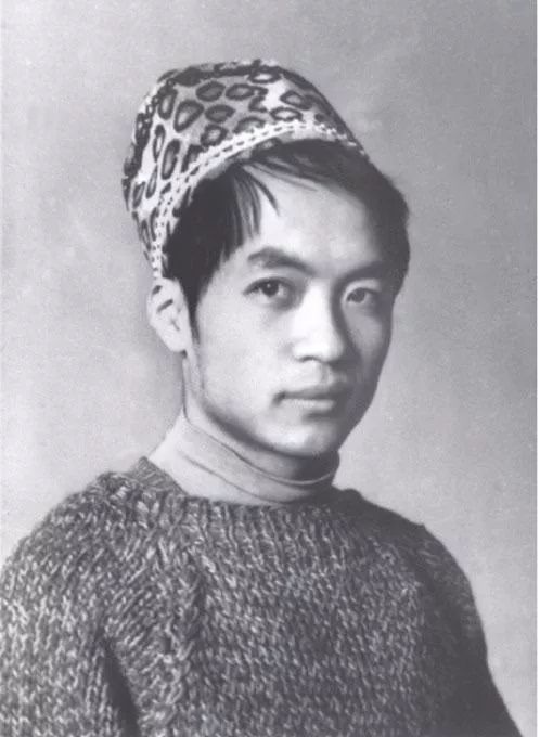 顾城内心里住着位帽子设计师吧!很多年轻人的梦都碎在了北岛的酒杯里.