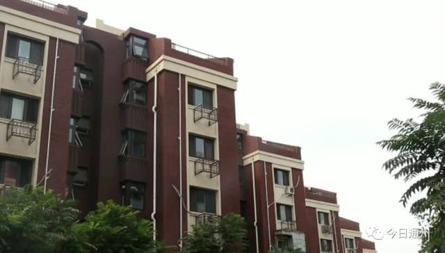 现如今颜色红白相间靓丽新颖:社区内部路:大门处:外景:完工之后的天桥