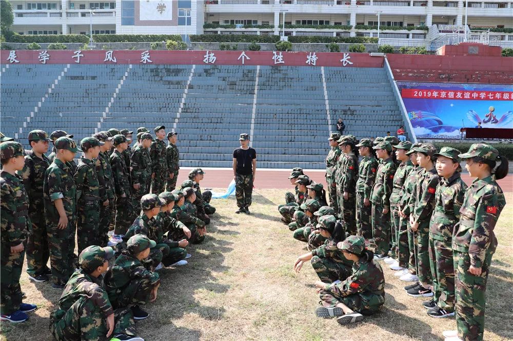 要做暴风雨中的海燕 不做温室里的花朵_军训
