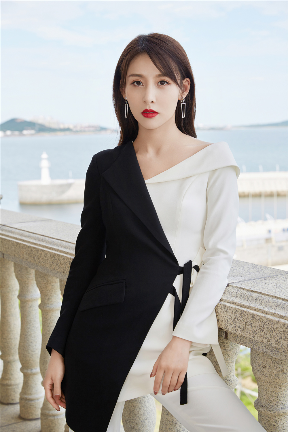 贾青携《大英雄》出席优秀电视剧百日展播 担任嘉宾主持优雅十足