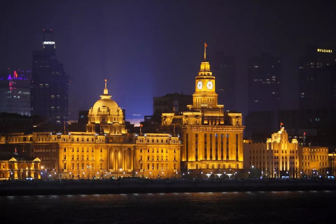 1923年,汇丰银行在上海外滩的新大楼落成,带着穹顶的教堂式大楼巍峨地