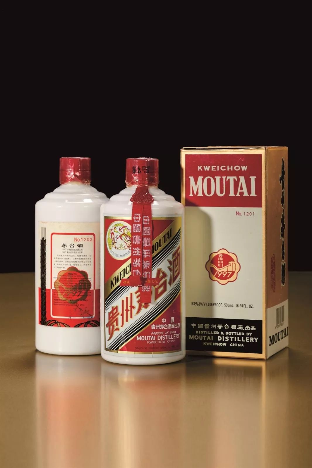 60,000 - 100,000拍品编号25-301999年产纪念国庆五十周年盛典茅台酒