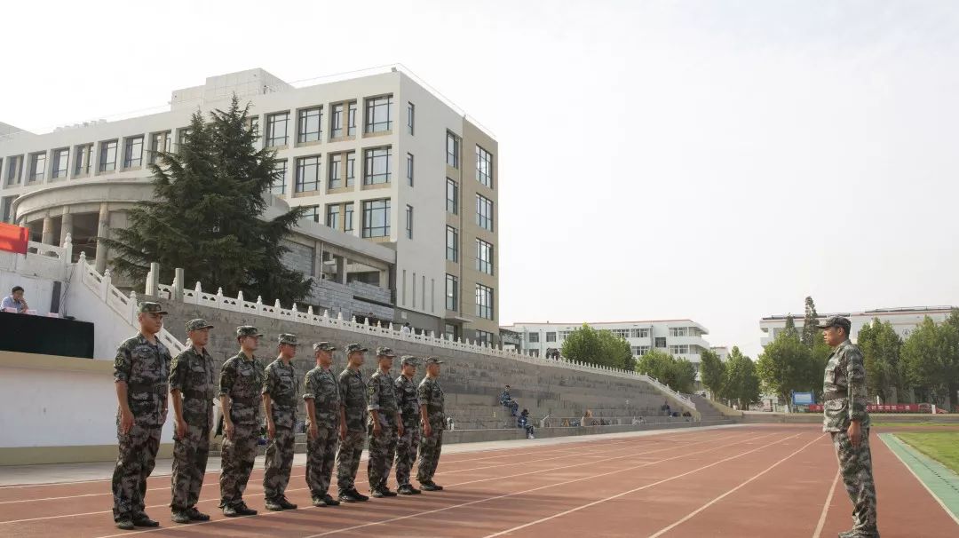 未成年人思想道德建设丨岚山一中举行2019级新生军训开训式