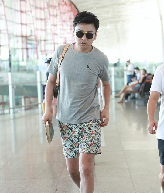 黄晓明霸道总裁人设机场上线果然穿衣也很霸道