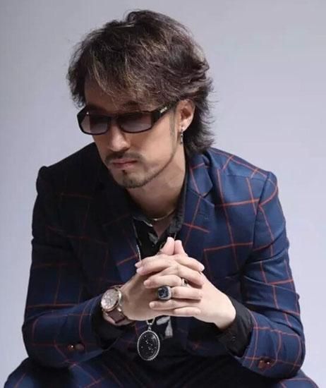 网红评论王者级歌手"小刚",冯提莫僭越了,网友愤怒了