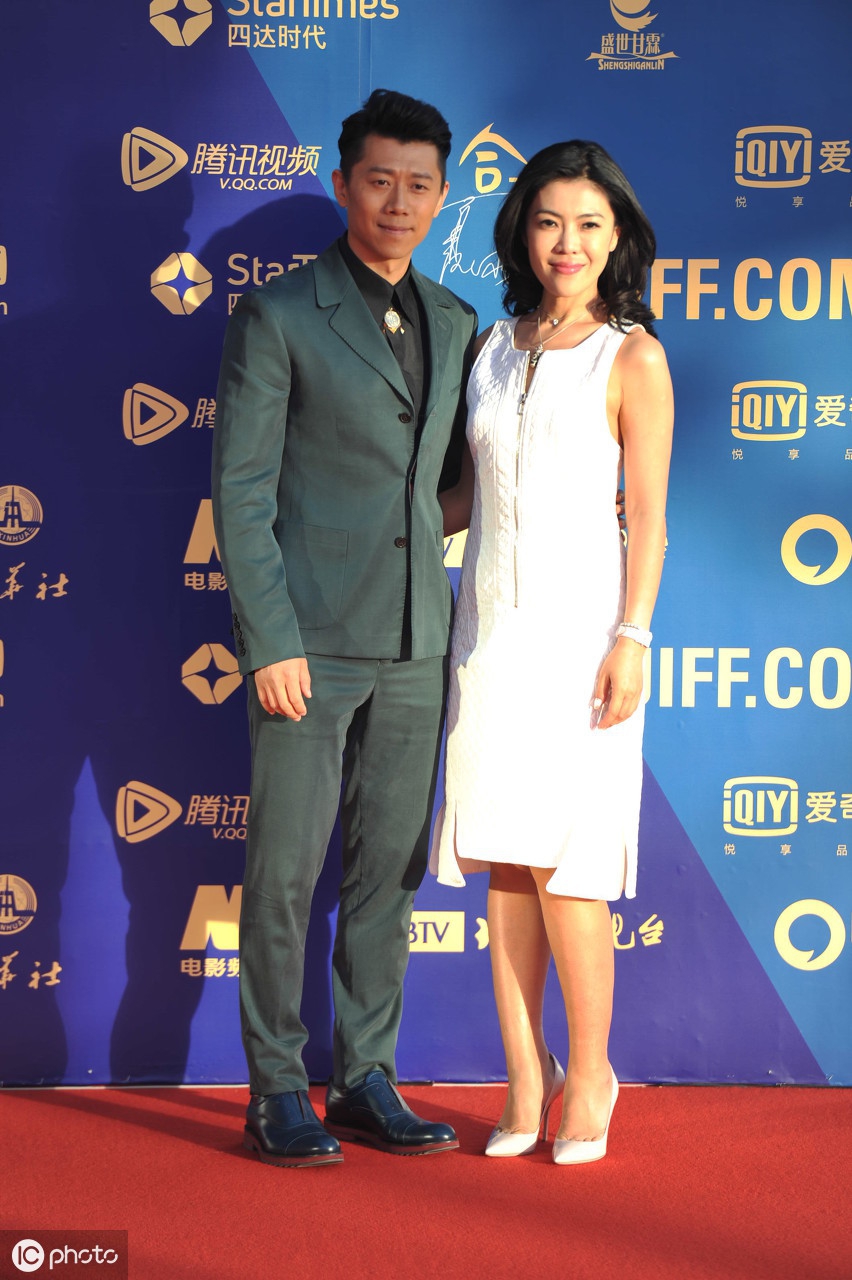 时尚女魔头苏芒和一众男生合影,第四张四目相对太有感觉了