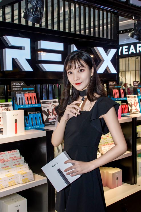 他们时刻吸引着过往的行人,从身材到颜值,银川这里聚集了俊男美女,在