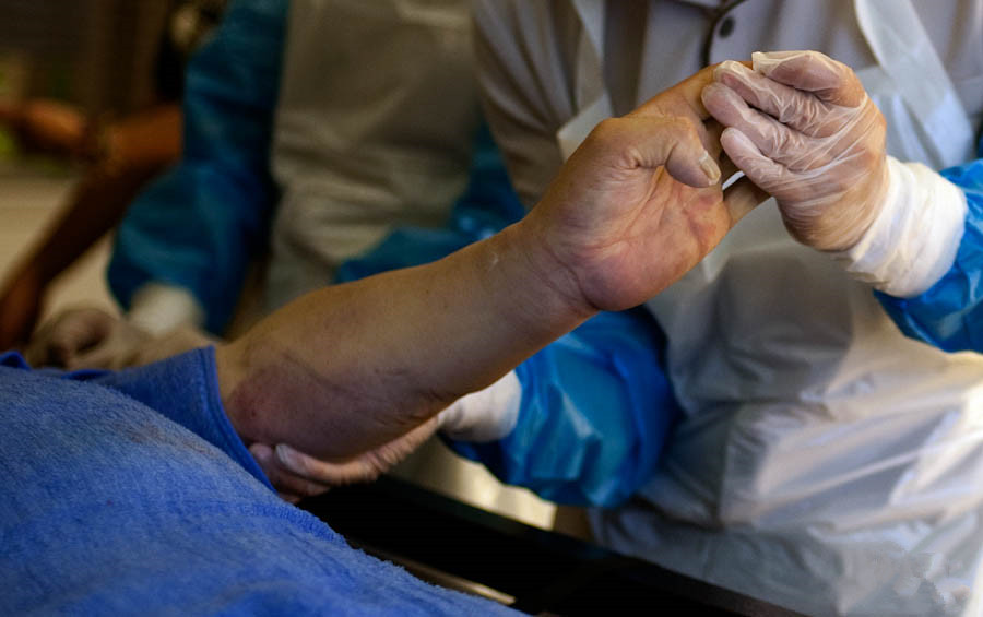 实拍入殓师工作的真实状况,整个过程家属可全部观看