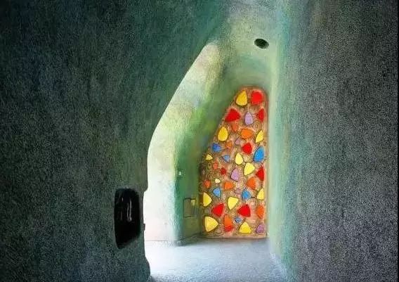 71岁的他像高迪一样疯狂造了个让人心惊肉跳的蛇屋震撼世界