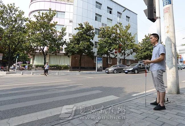 找斑马线,看红绿灯,然而对于盲人来说,若无人带领和告之,过马路