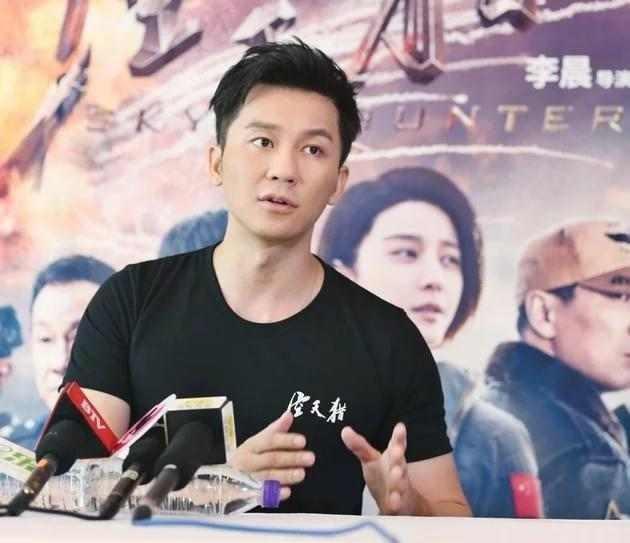 李晨眼窝深陷神情憔悴完全没有以往的神采是因为冰冰吗