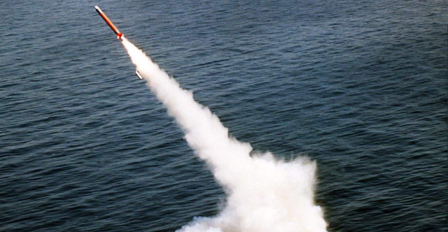 分别试射了一枚"轻舟"潜射弹道导弹以及一枚"布拉瓦"潜射弹道导弹