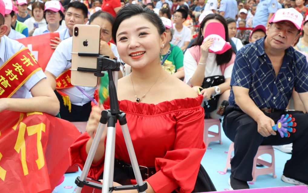 全城热恋玩上黑科技机器人女友要当台上女嘉宾了