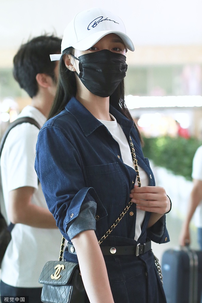 1/5搜狐娱乐讯(视觉中国/图文)8月26日,沈梦辰现身机场,她戴口罩穿