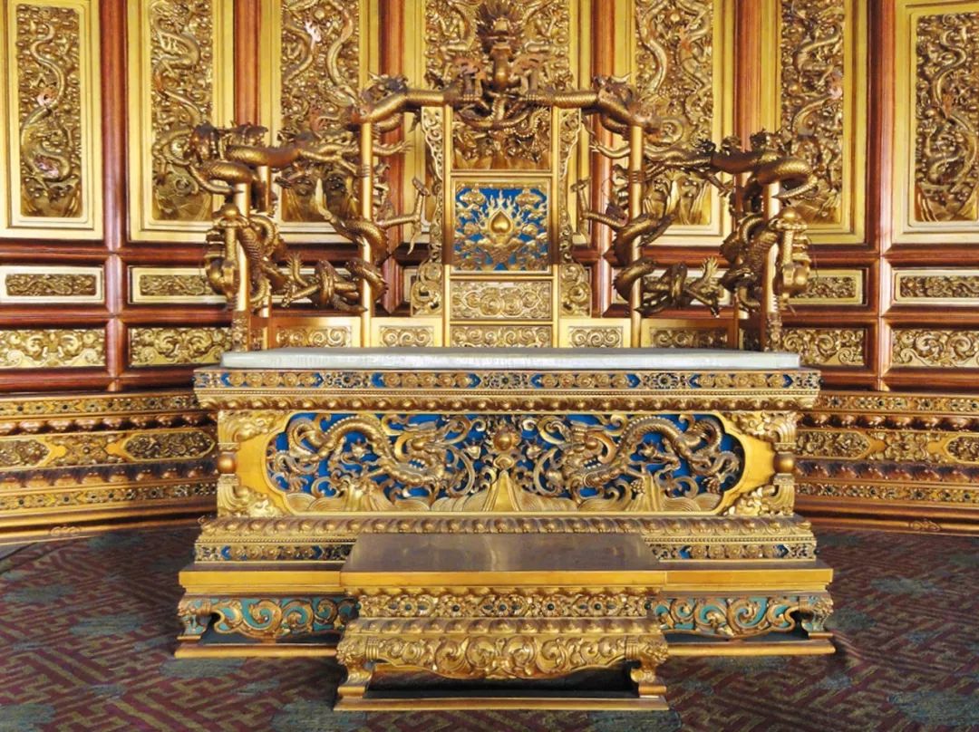 皇极殿宝座(复制品)比方说,太和殿所承担的功能呢,它体现在皇极殿中.