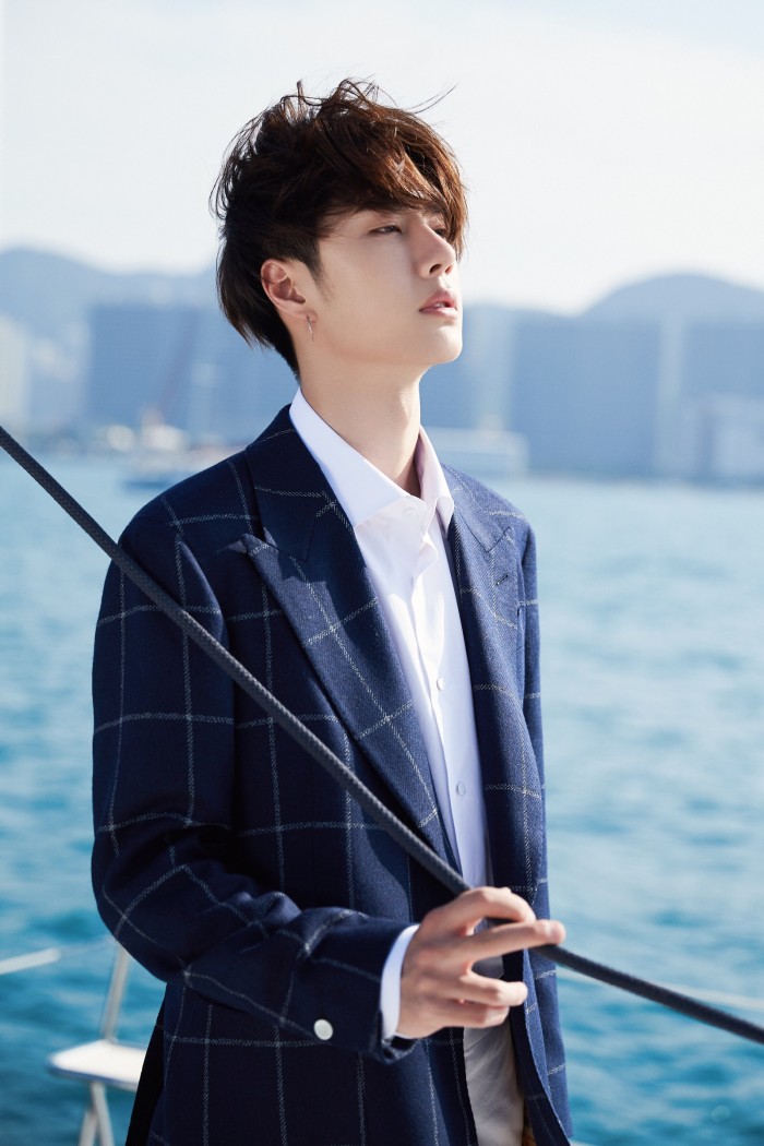 王一博机场现身用脖子背包是我们不懂时尚了解锁背包新技能