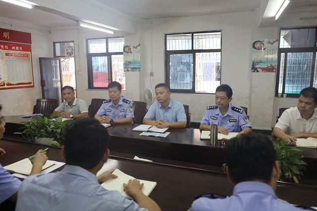 8月23日上午,县长刘启到陆川县公安局陆城派出所调研 枫桥式公安