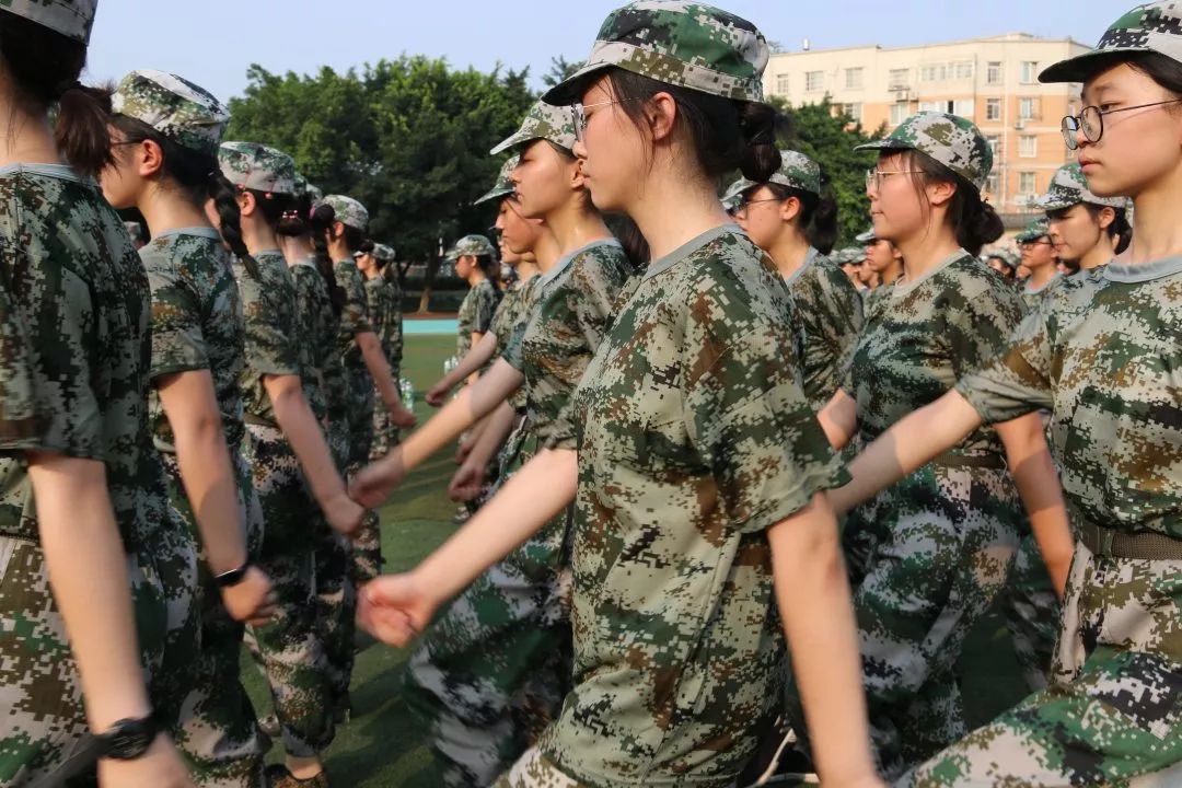 军训进行时军训剪影定格美丽