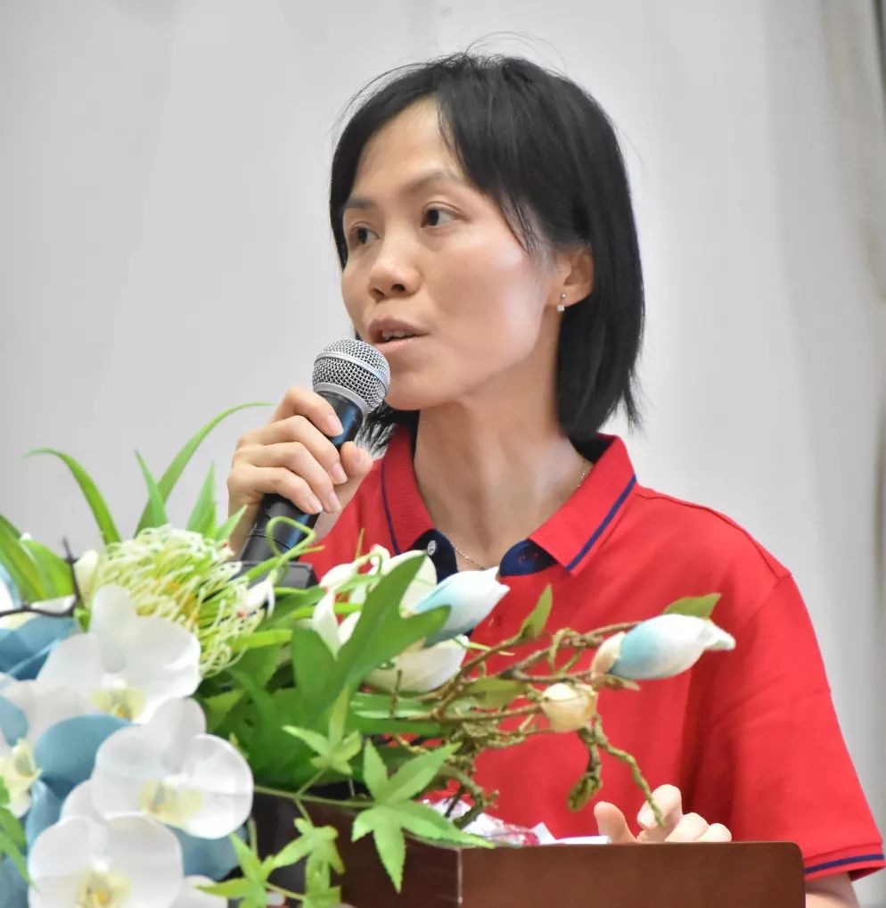 小学部教务处主任助理康俊芳以及年级组长杨婷老师向家长们介绍了学校