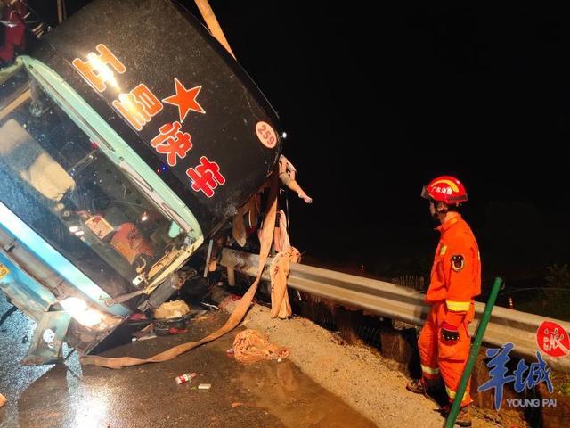 消防通報陽江致7死車禍:雨夜超載高速側翻,5乘客被甩十米橋下