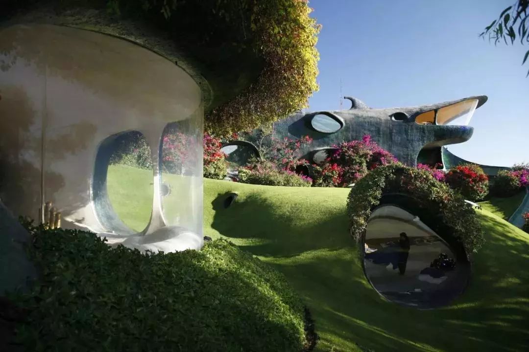 71岁的他像高迪一样疯狂造了个让人心惊肉跳的蛇屋震撼世界