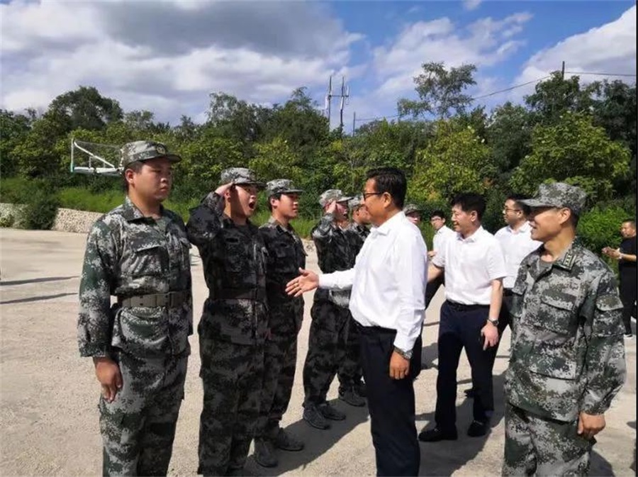 8月22日下午,区委书记纪政,区委副书记,区长陈万松一行来到望花区民兵