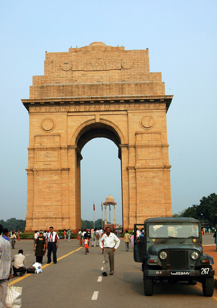 印度门:作为德里的一个突出的地标,印度门坐落在国王大道上,许多重要