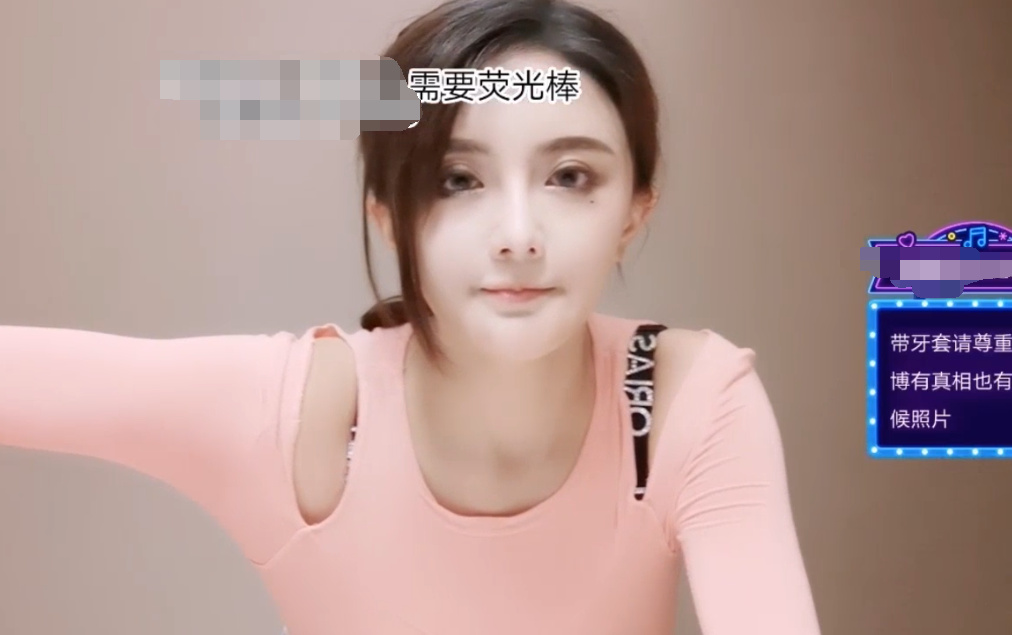 原创一夜涨粉二十万的lpl女解说新球王直播跳舞狂抖观众被晃晕了