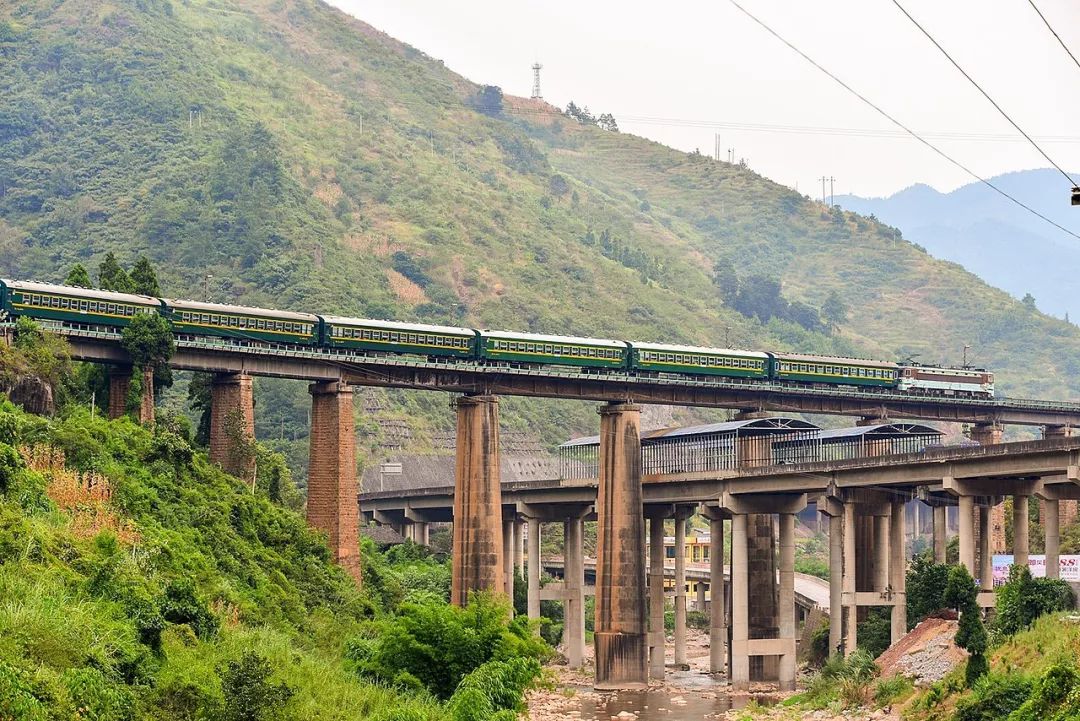 而且由于地形气候原因,川黔铁路等线路每年夏天雨季几乎都会因暴雨